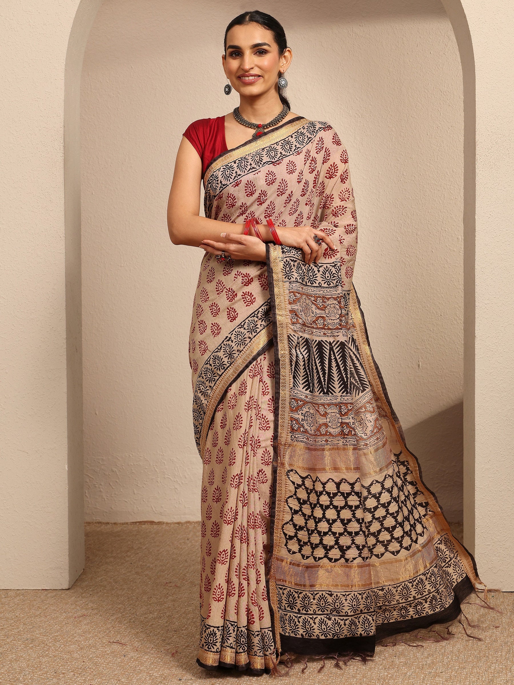 Red Solid Cotton Saree With Unstitched Blouse Piece