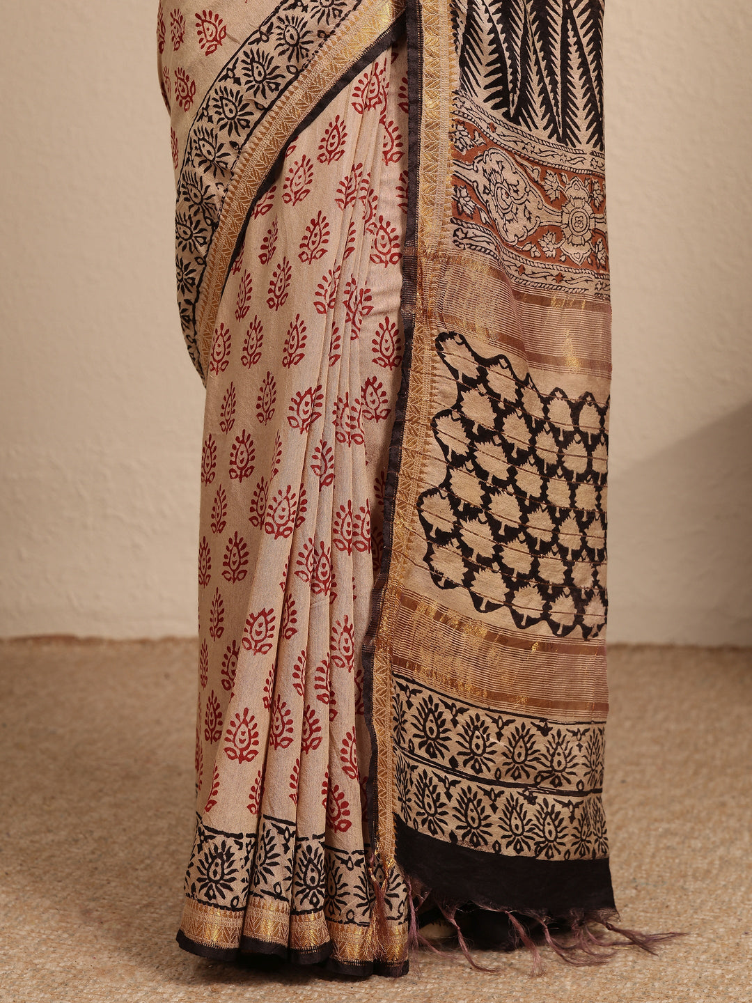  Beige Printed Cotton Kalamkari Saree With Unstitched Blouse Piece 
