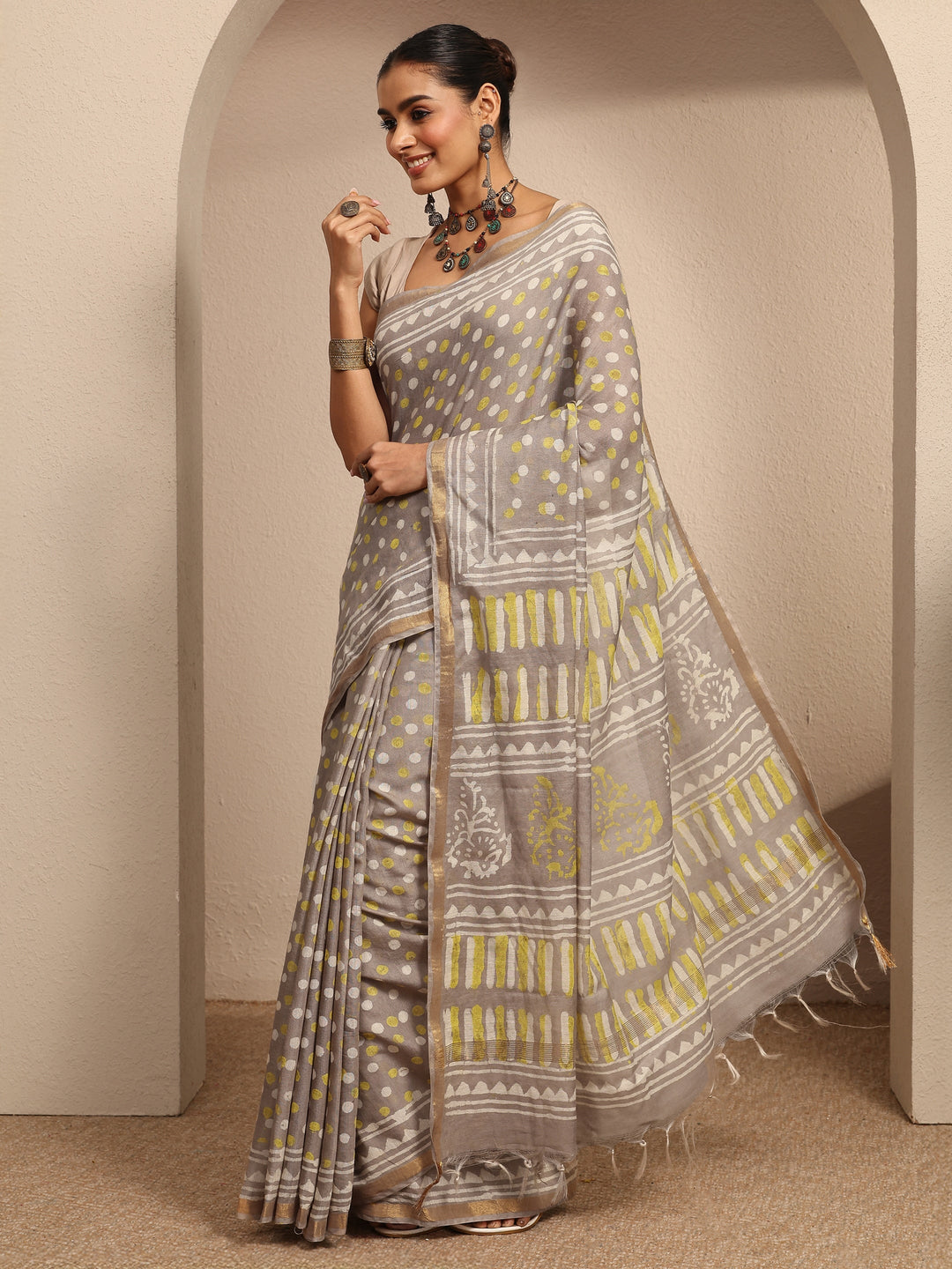  Grey Geometric Printed Cotton Saree With Unstitched Blouse Piece 