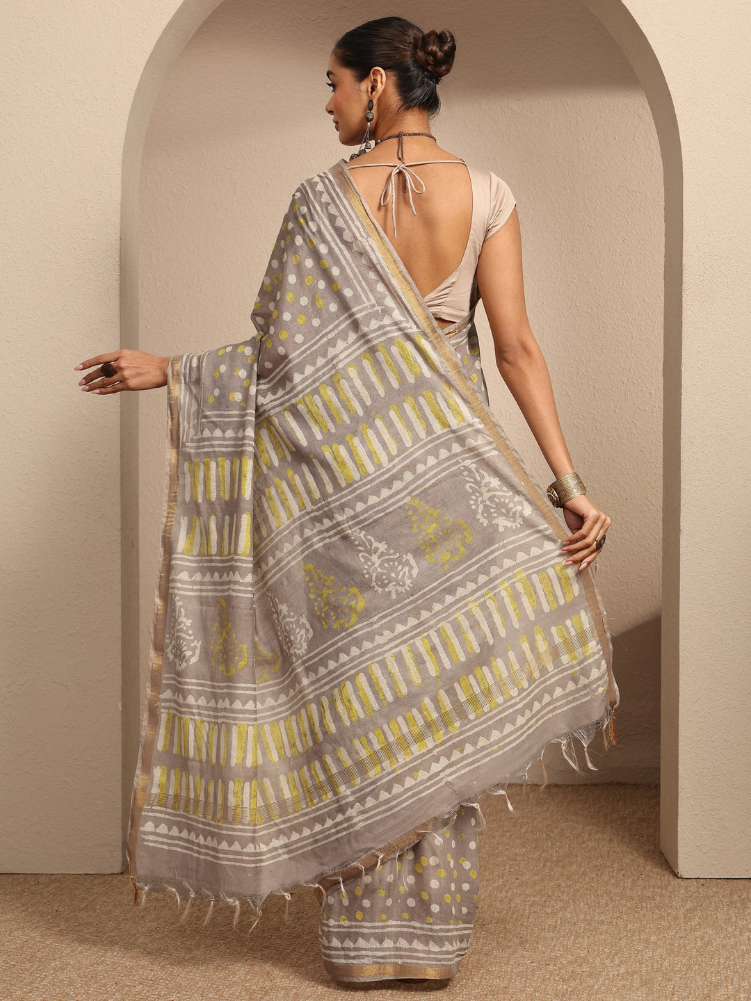  Grey Geometric Printed Cotton Saree With Unstitched Blouse Piece 