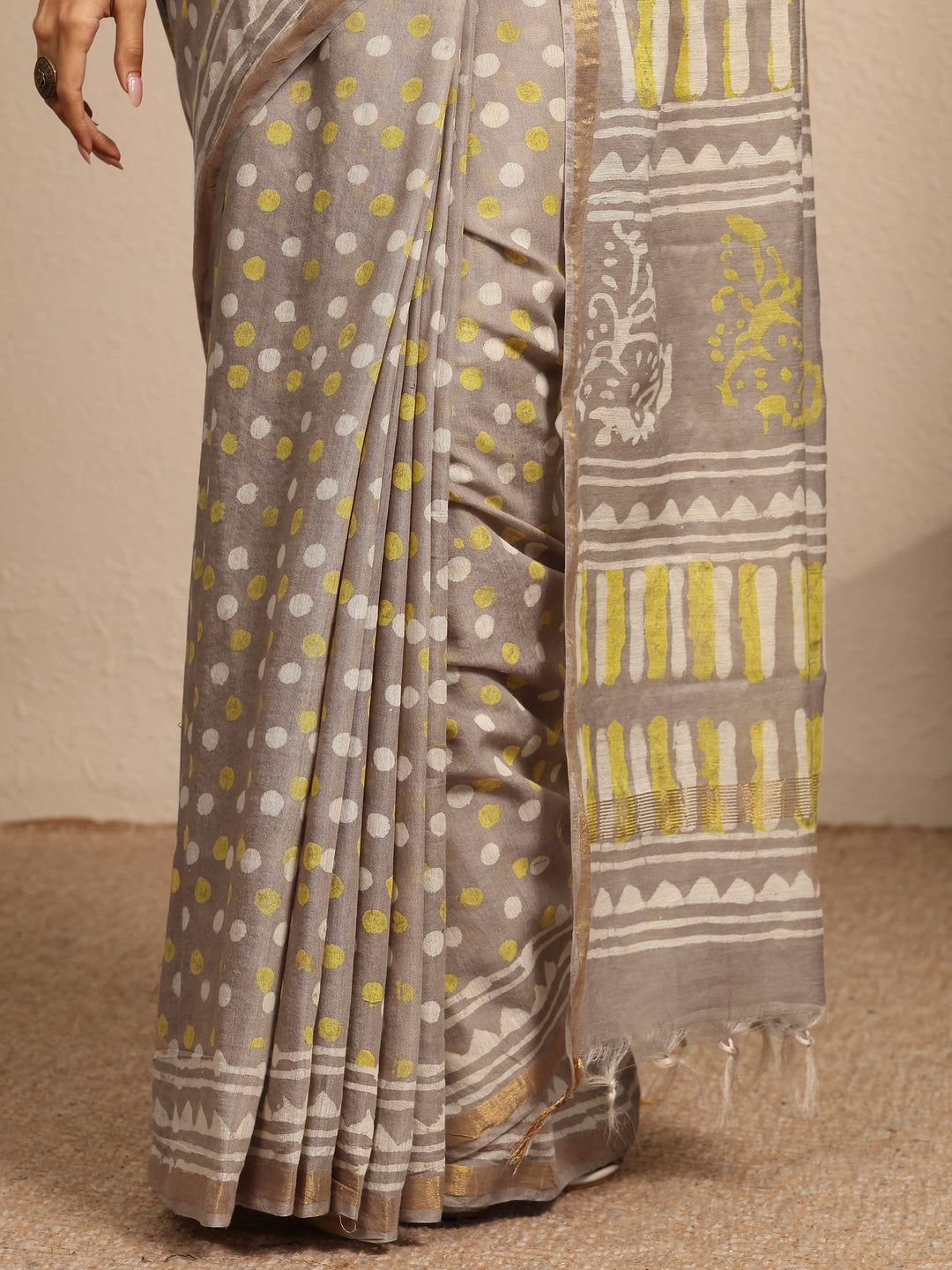  Grey Geometric Printed Cotton Saree With Unstitched Blouse Piece 