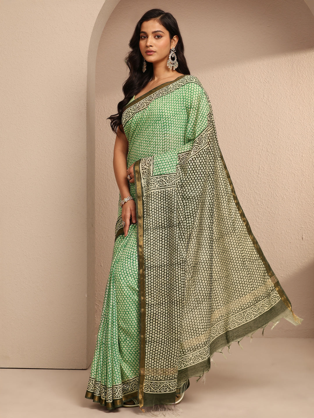  Green Geometric Printed Cotton Saree With Unstitched Blouse Piece 