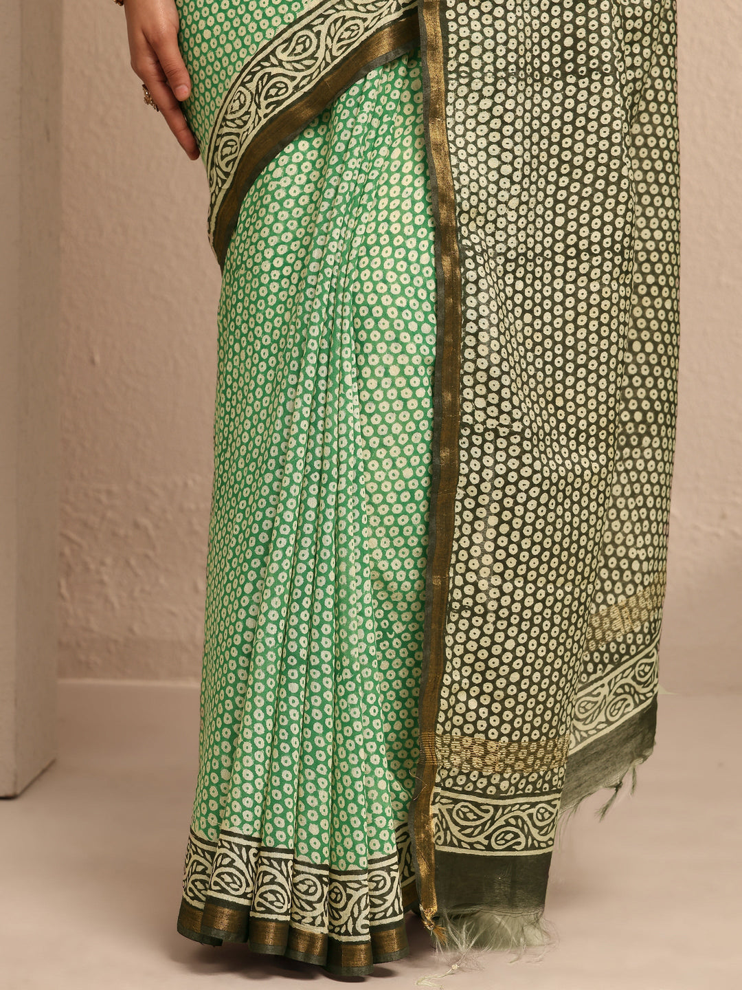  Green Geometric Printed Cotton Saree With Unstitched Blouse Piece 