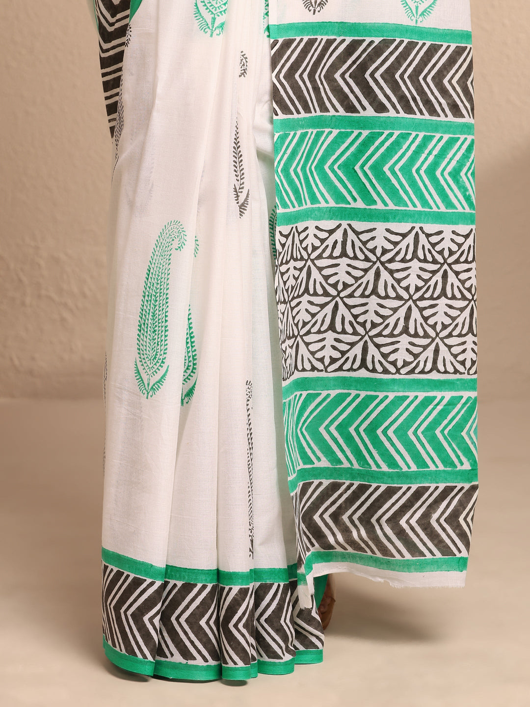  White Block Printed Cotton Saree With Unstitched Blouse Piece 