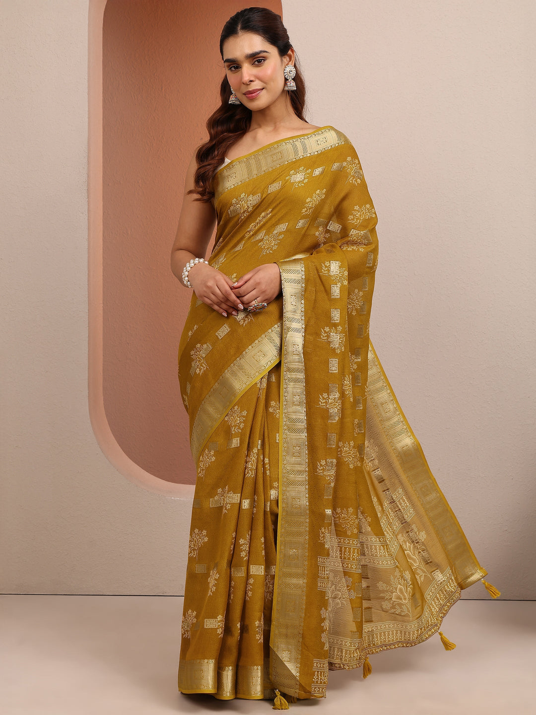 Mustard Printed Silk Blend Saree With Unstitched Blouse Piece
