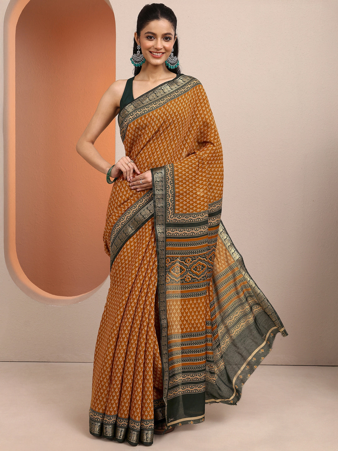 Mustard Printed Silk Blend Saree With Unstitched Blouse Piece