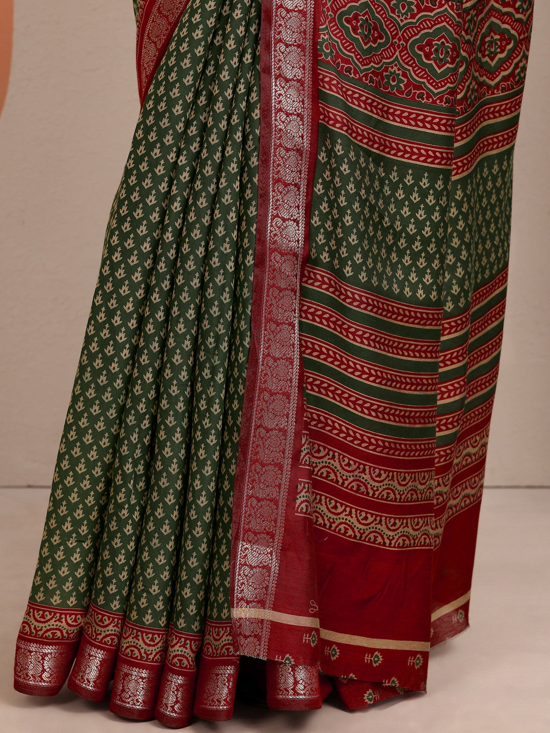  Green Printed Silk Blend Saree With Unstitched Blouse Piece 