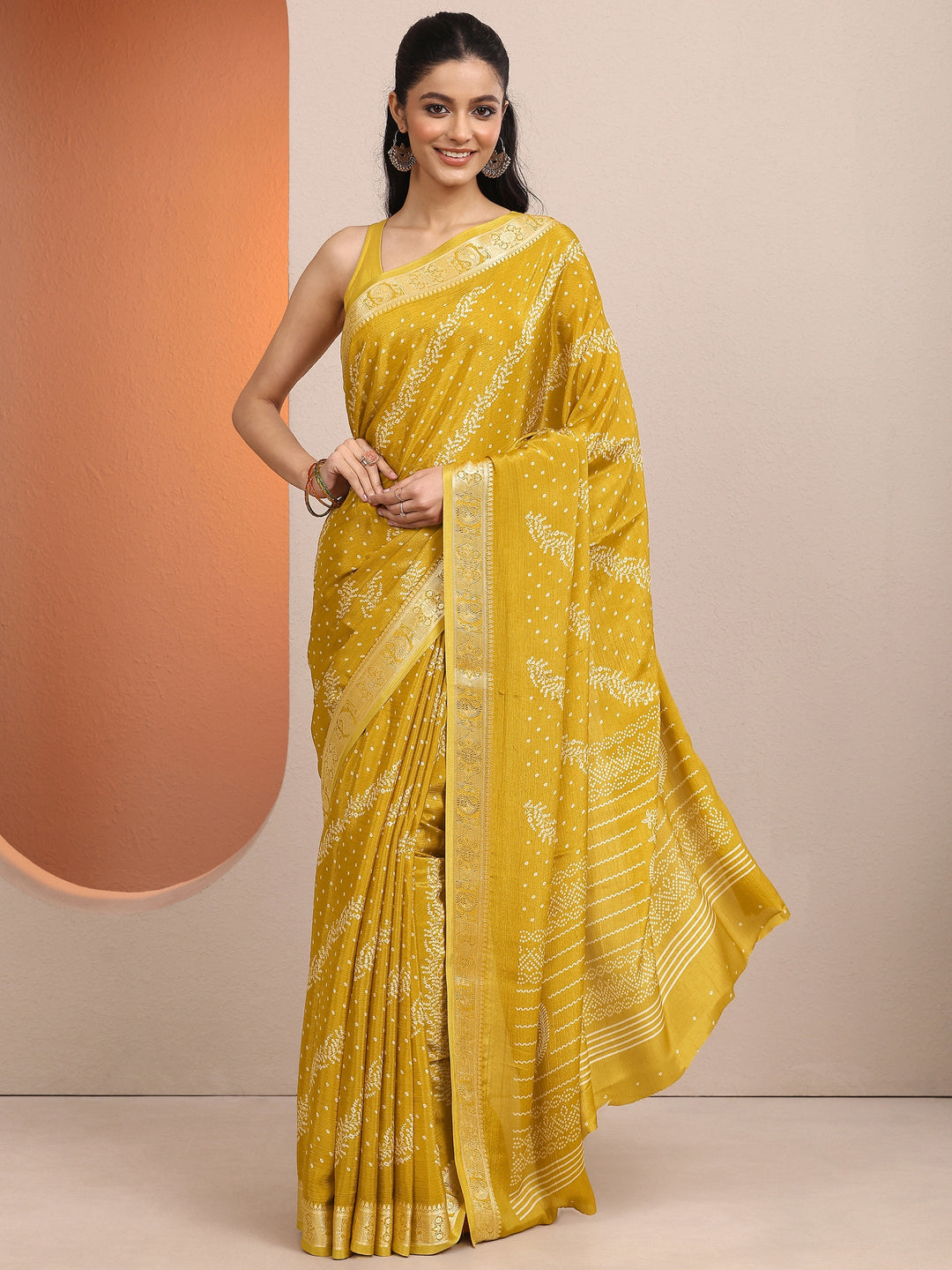 Mustard Bandhani Printed Silk Blend Saree With Unstitched Blouse Piece