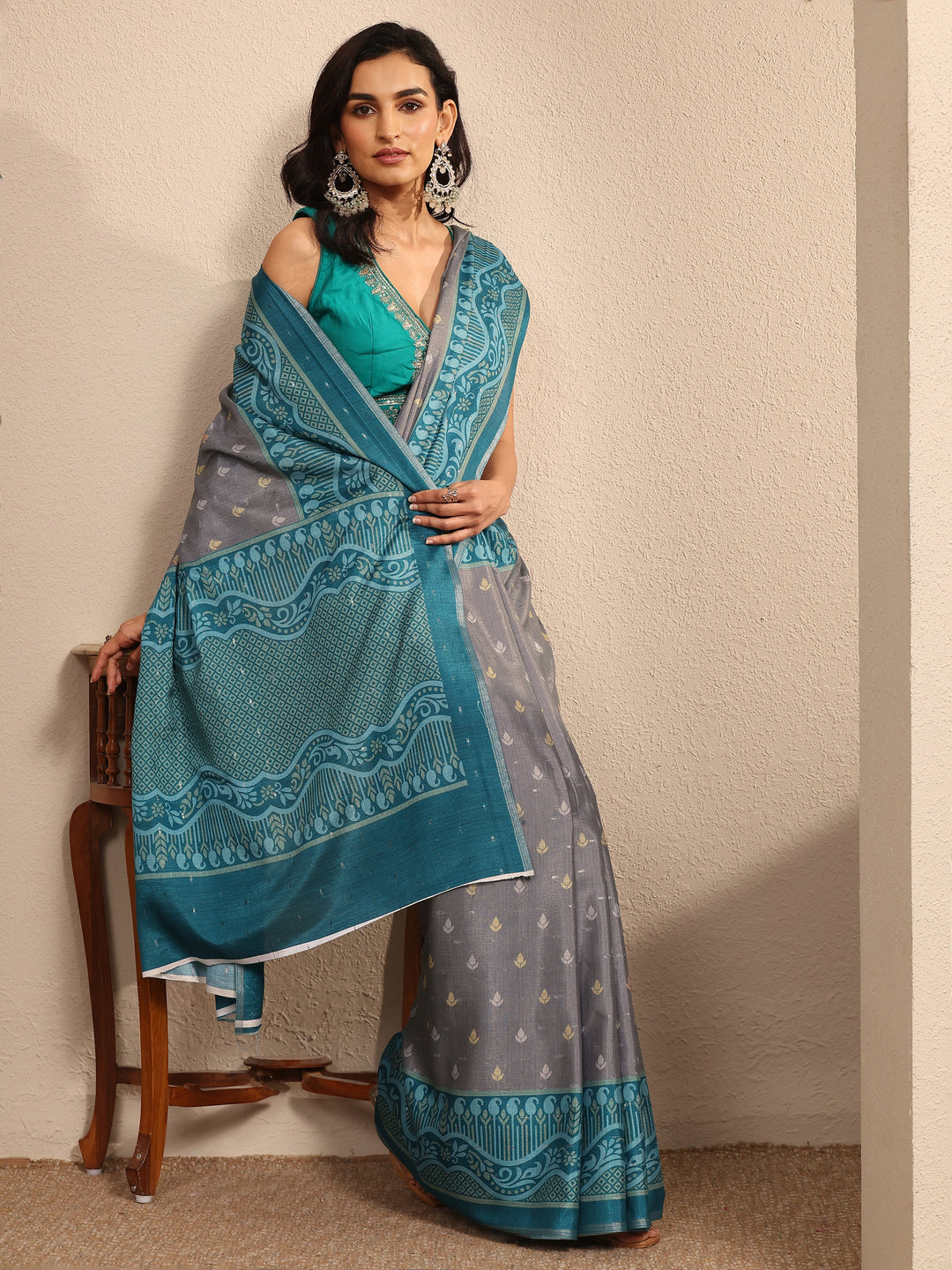 Grey Ikat Printed Silk Blend Saree With Unstitched Blouse Piece