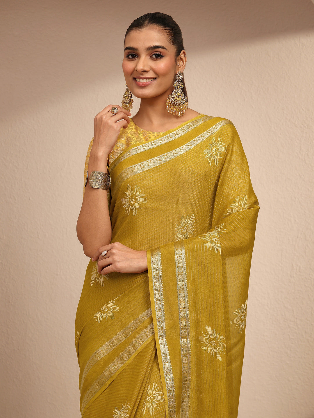  Mustard Printed Silk Blend Saree With Unstitched Blouse Piece 