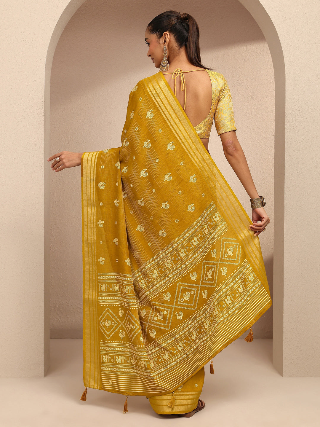  Mustard Printed Silk Blend Saree With Unstitched Blouse Piece 