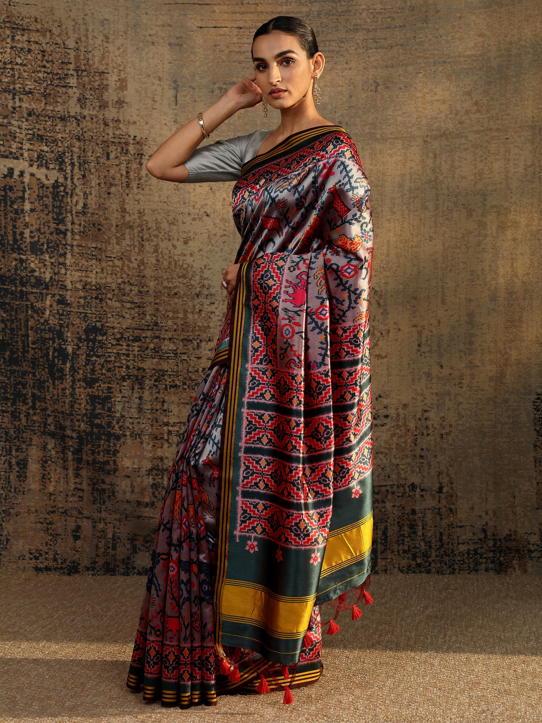 Grey Abstract Printed Silk Saree With Unstitched Blouse Piece 