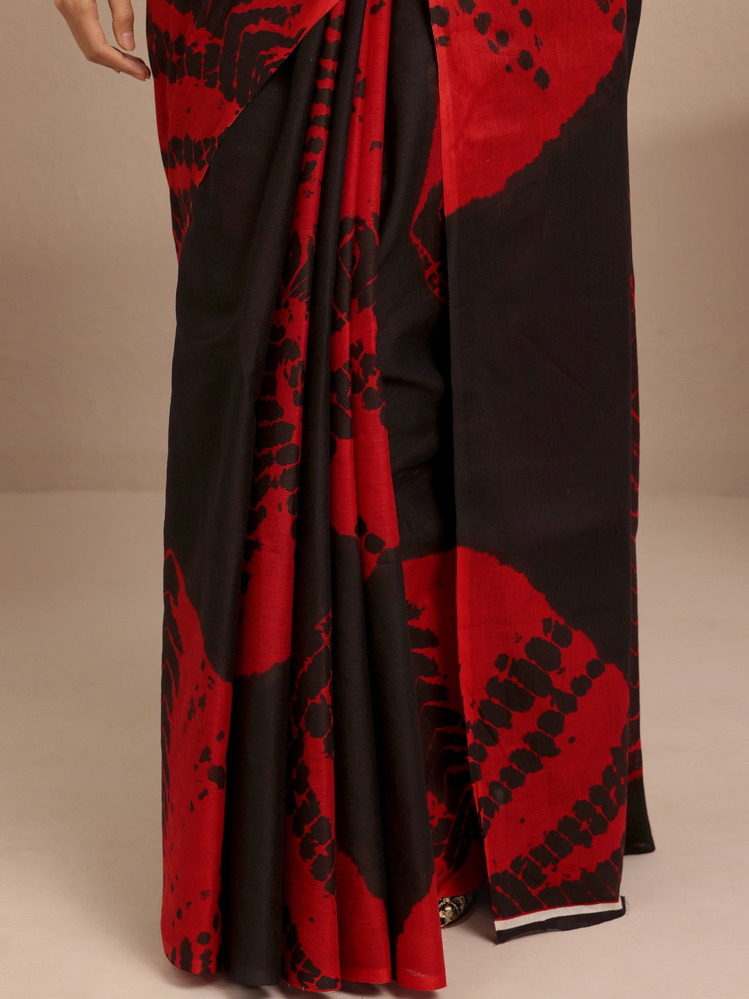  Red Abstract Printed Cotton Saree With Unstitched Blouse Piece 