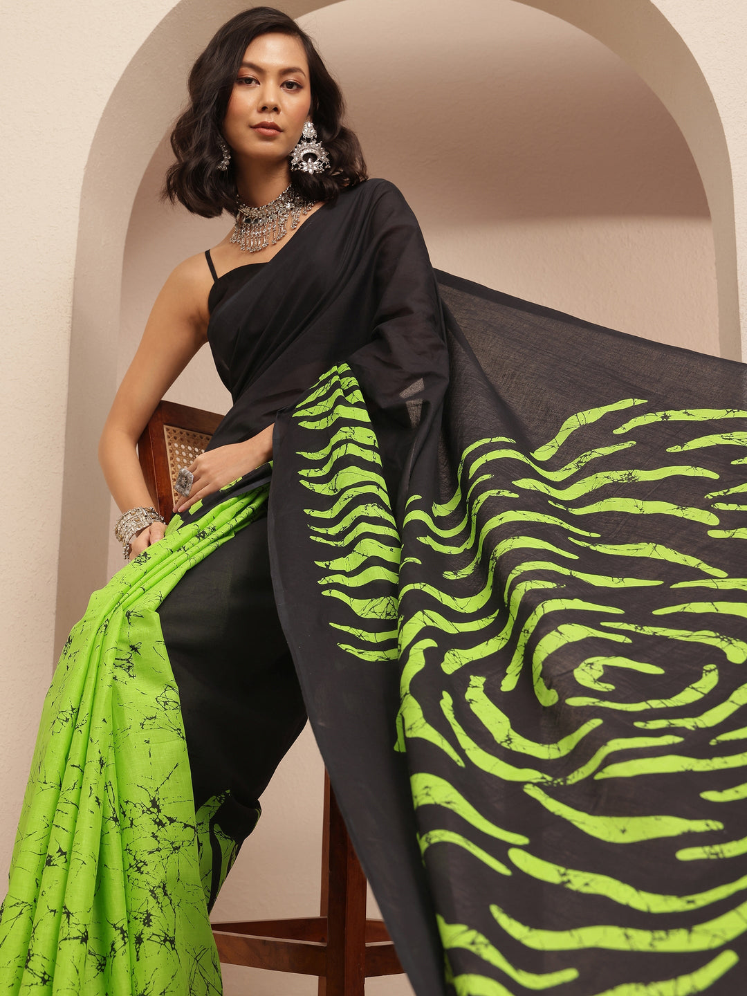  Black Abstract Printed Cotton Saree With Unstitched Blouse Piece 