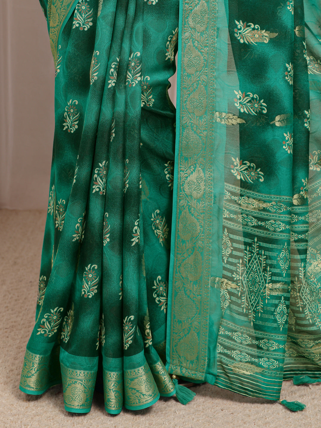  Green Floral Printed Silk Blend Saree 
With Unstitched Blouse Piece 