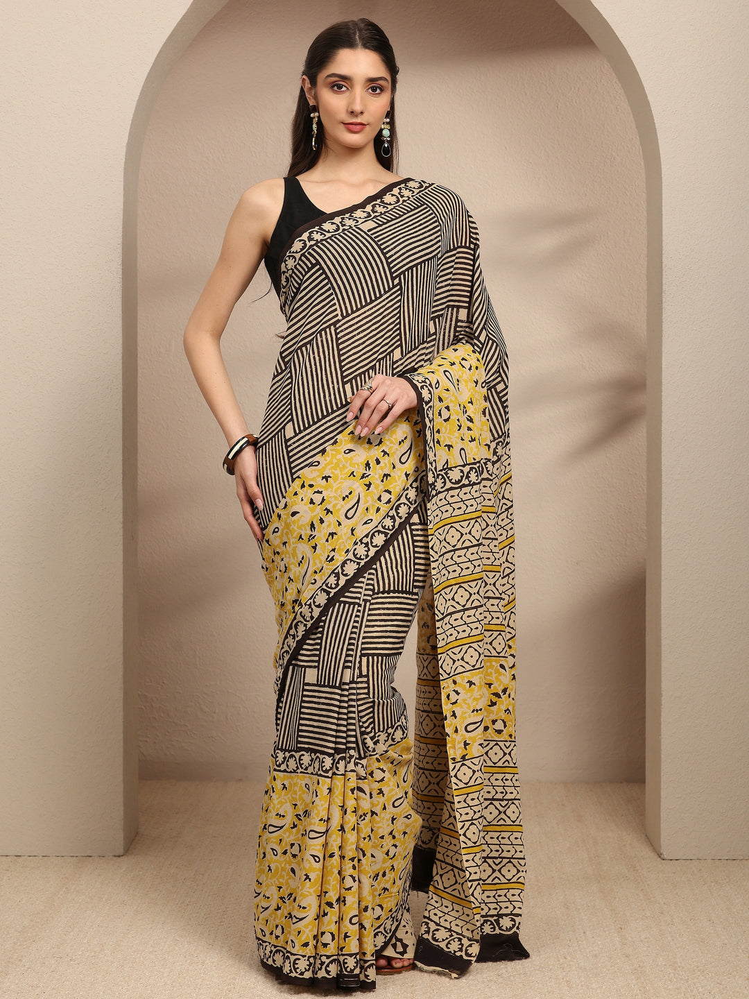  Black Geometric Printed Cotton Blend Saree With Unstitched Blouse Piece 