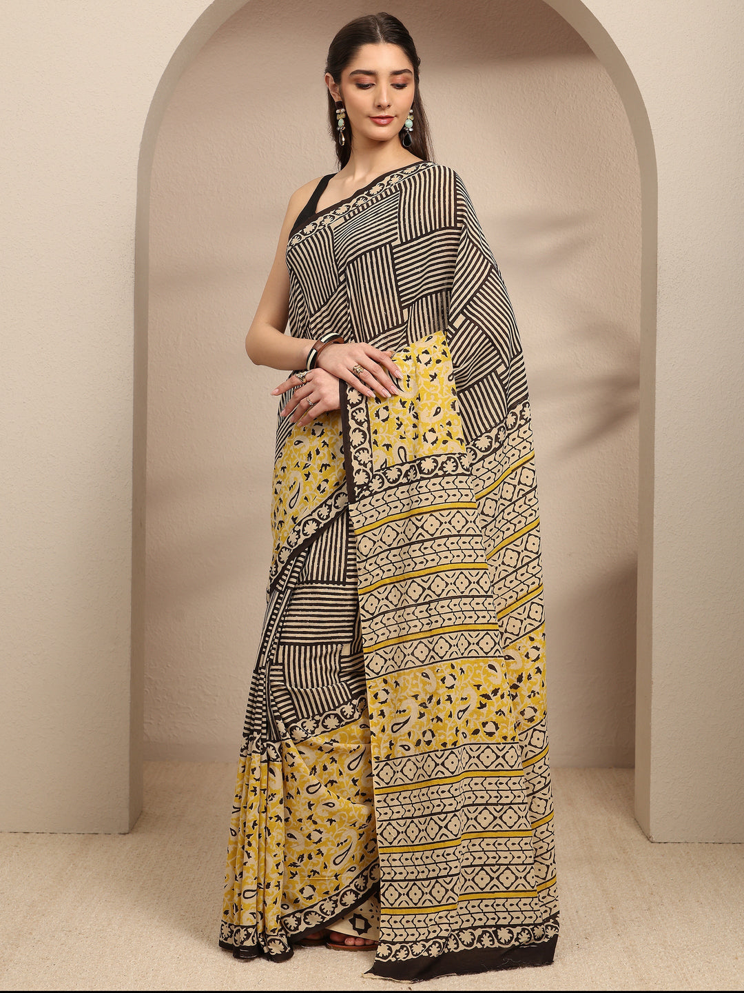  Black Geometric Printed Cotton Blend Saree With Unstitched Blouse Piece 