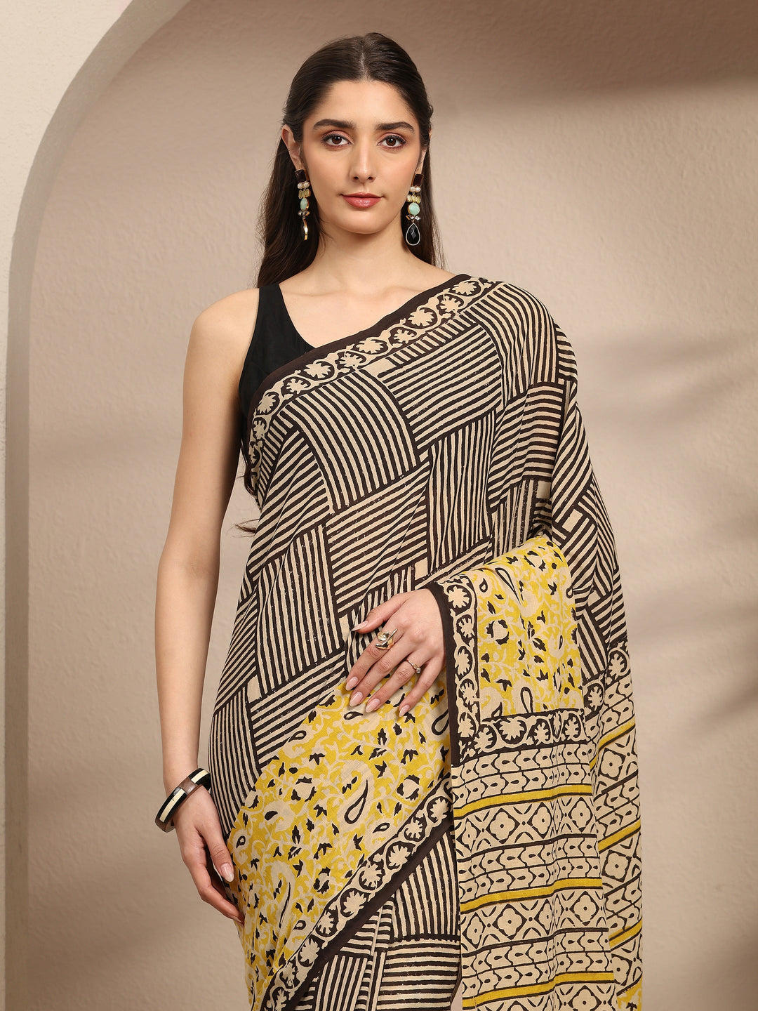  Black Geometric Printed Cotton Blend Saree With Unstitched Blouse Piece 
