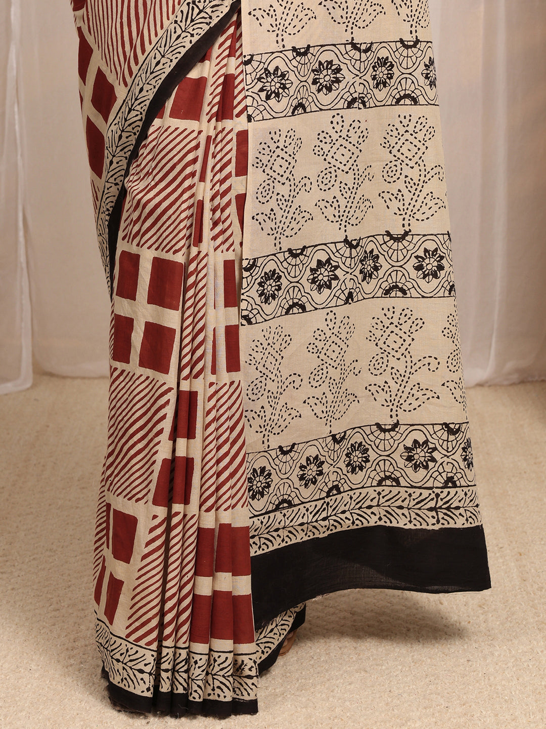  Beige Geometric Printed Cotton Blend Saree With Unstitched Blouse Piece 