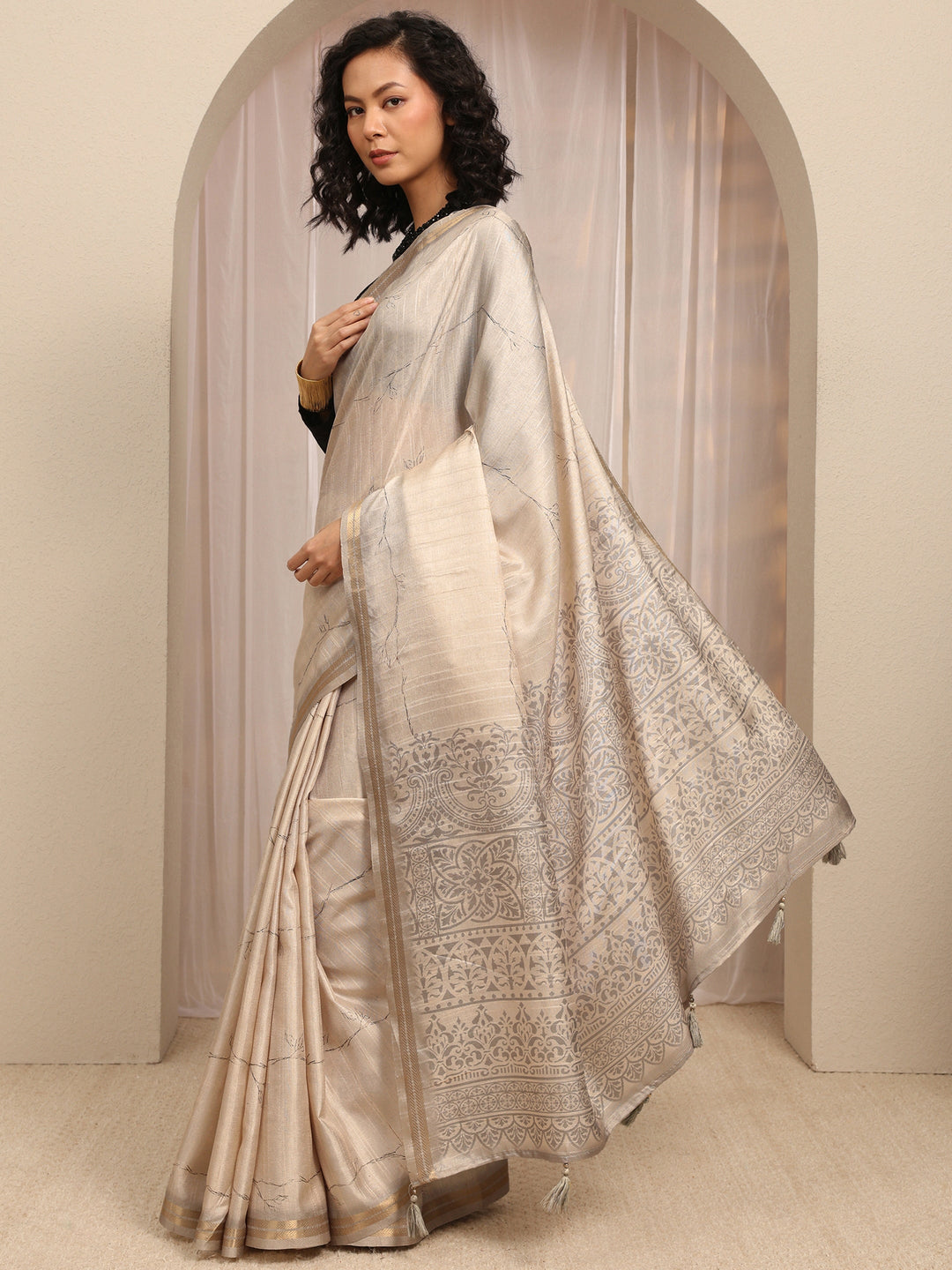  Off White Floral Printed Silk Blend Saree With Unstitched Blouse Piece 