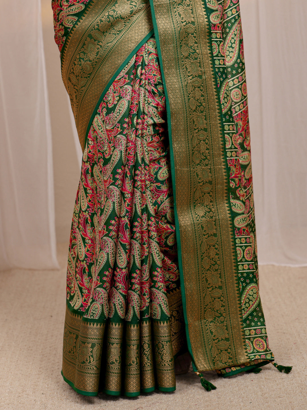  Green Paisley Printed Silk Blend Saree 
With Unstitched Blouse Piece 