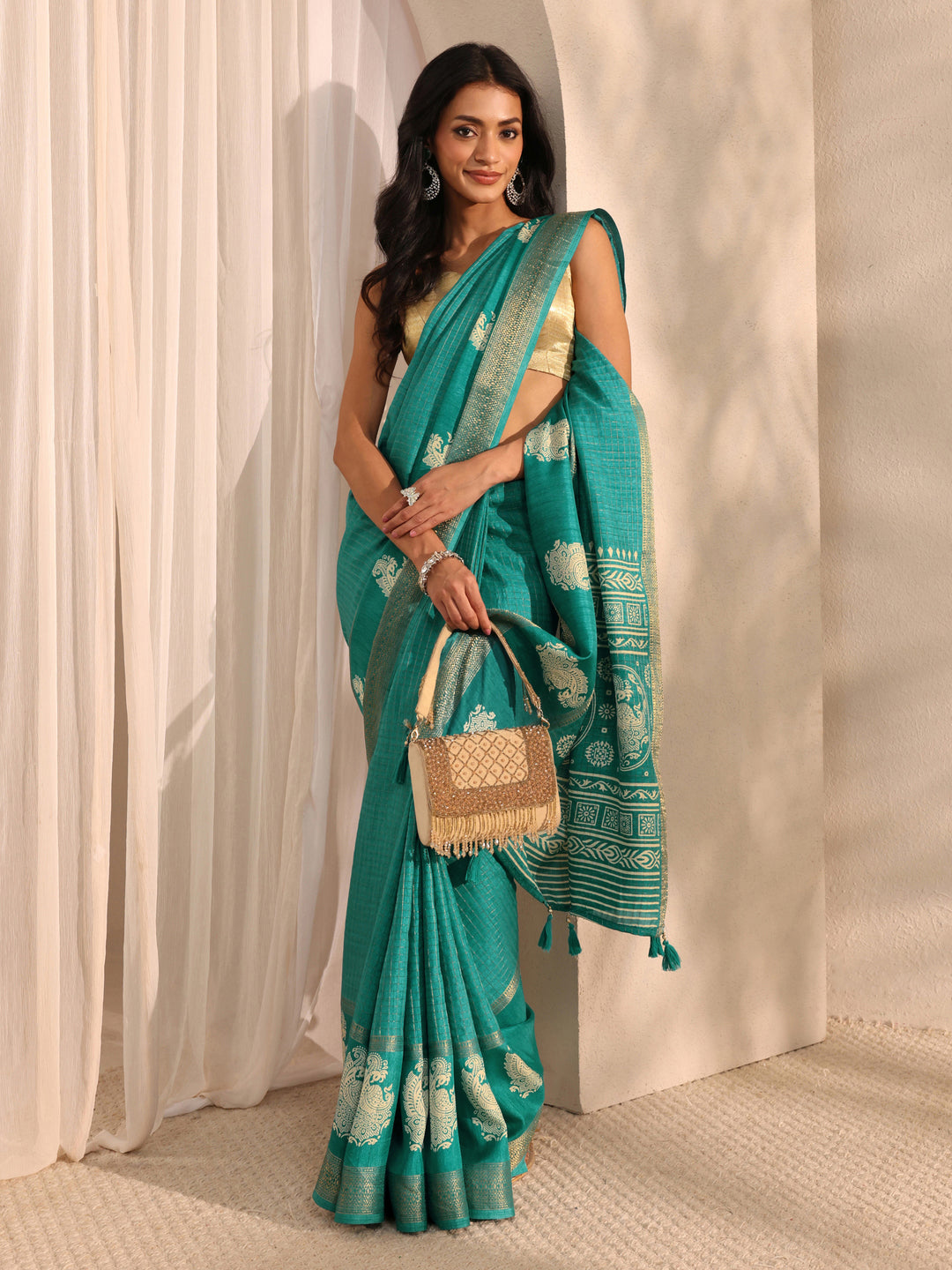 Green Printed Silk Blend Saree 
With Unstitched Blouse Piece