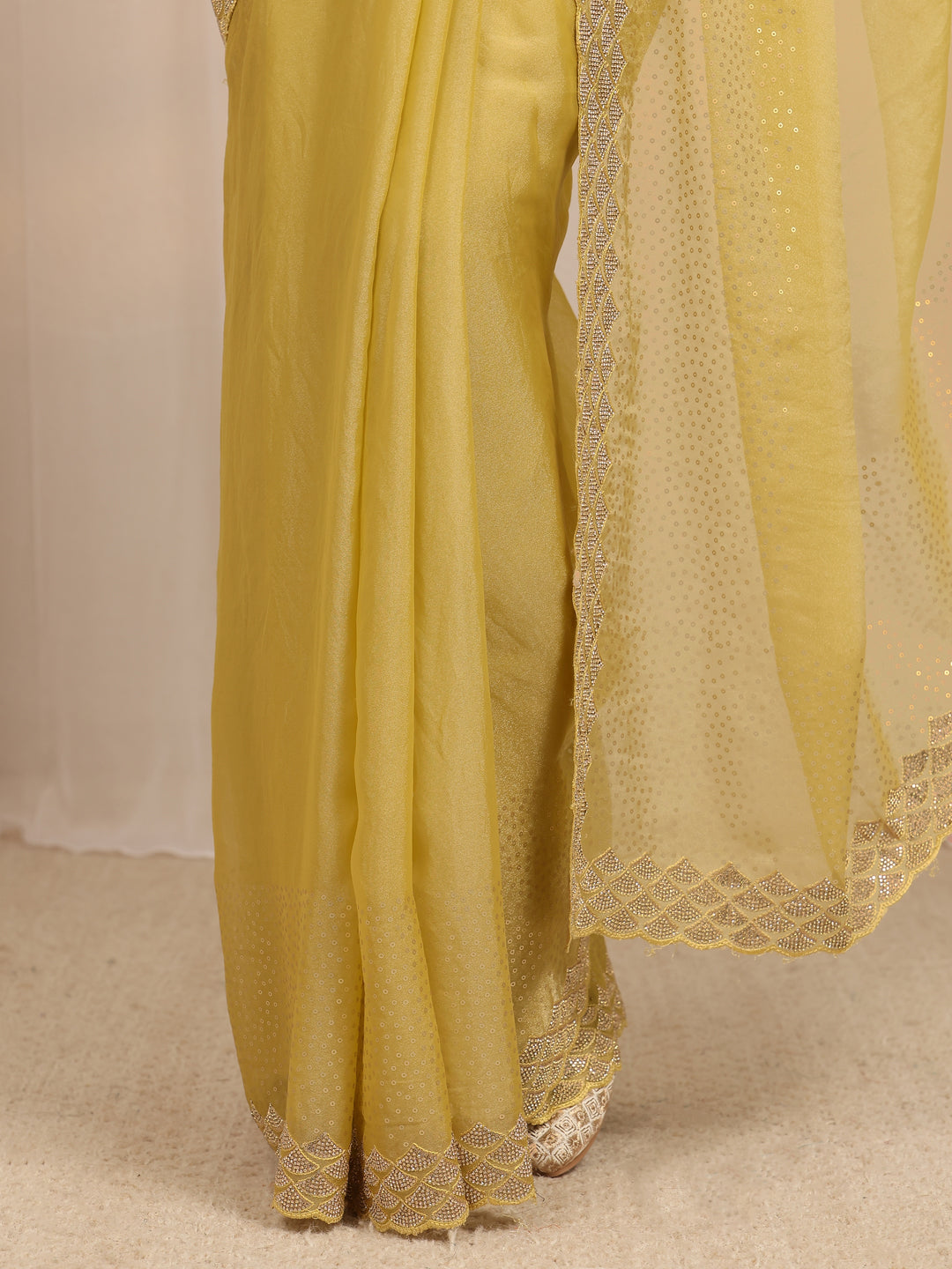 Green Embellished Silk Blend Saree 
With Unstitched Blouse Piece 