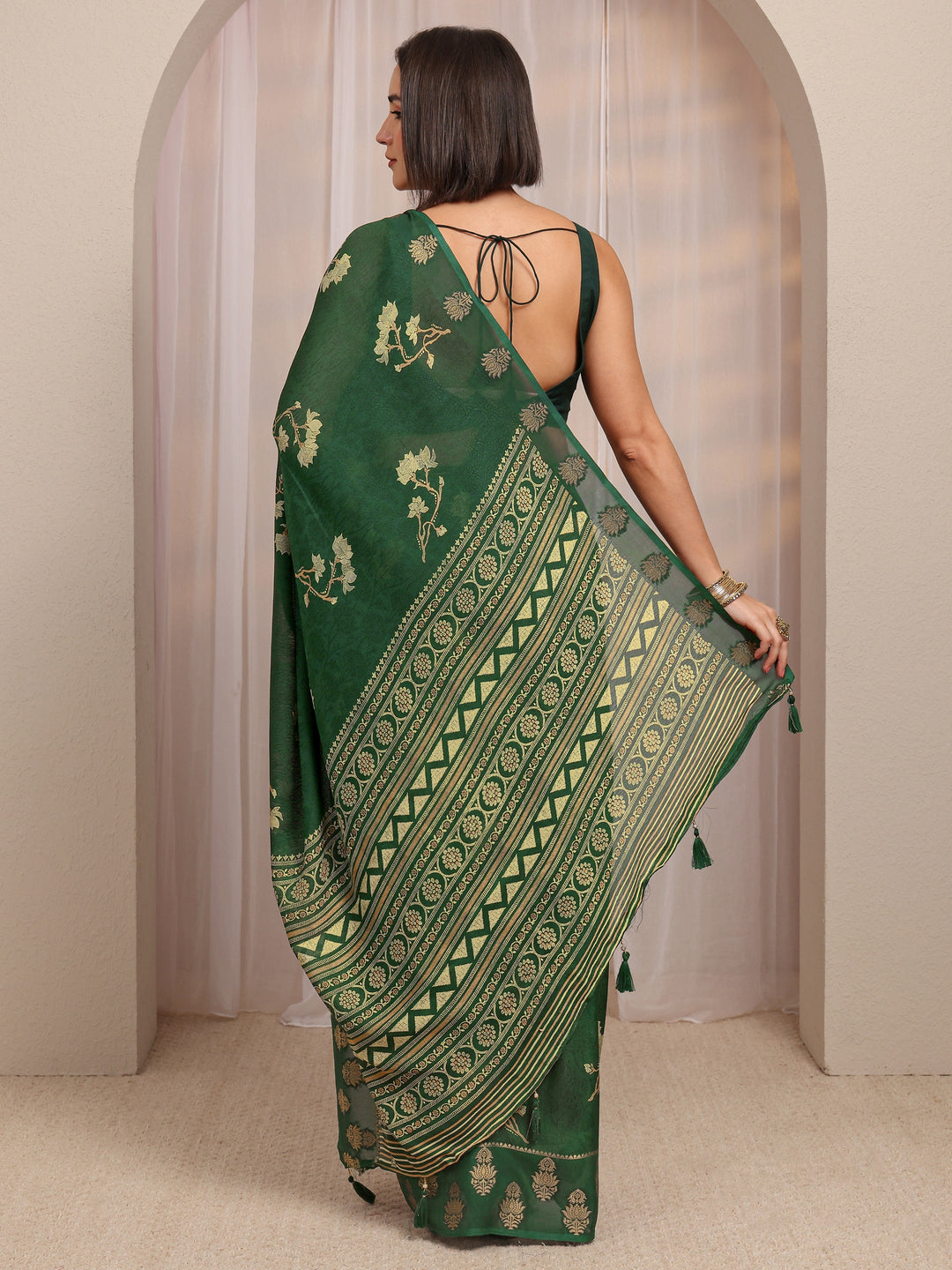  Green Floral Print Jacquard  Silk Blend Saree 
With Unstitched Blouse Piece 