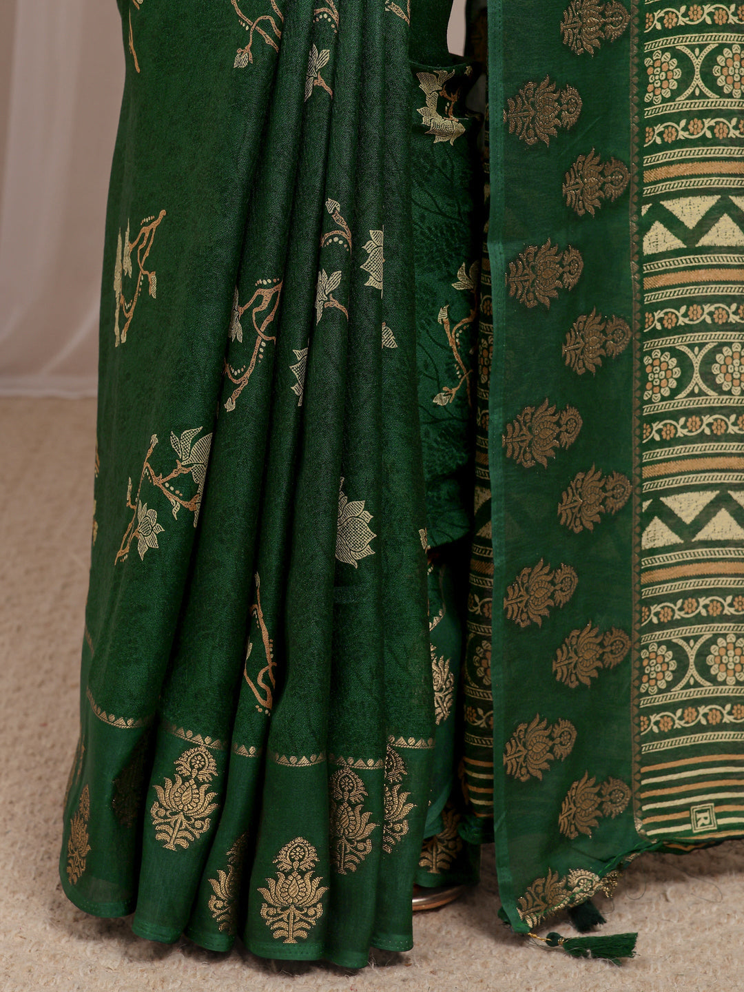  Green Floral Print Jacquard  Silk Blend Saree 
With Unstitched Blouse Piece 