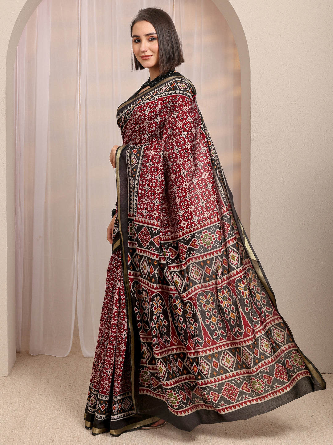  Red Ethnic Motifs Printed Silk Blend Saree 
With Unstitched Blouse Piece 