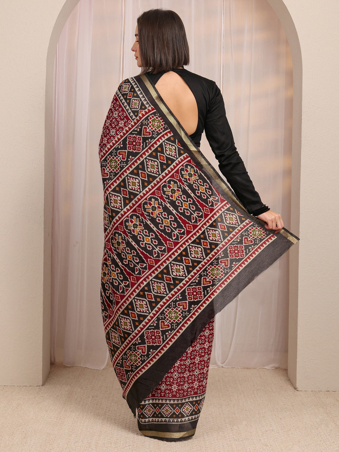  Red Ethnic Motifs Printed Silk Blend Saree 
With Unstitched Blouse Piece 