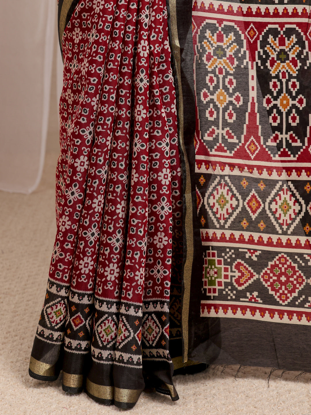  Red Ethnic Motifs Printed Silk Blend Saree 
With Unstitched Blouse Piece 