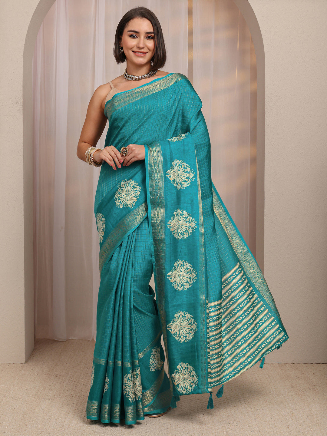  Green Checked Printed Pallu  Silk Blend Saree With Unstitched Blouse Piece 