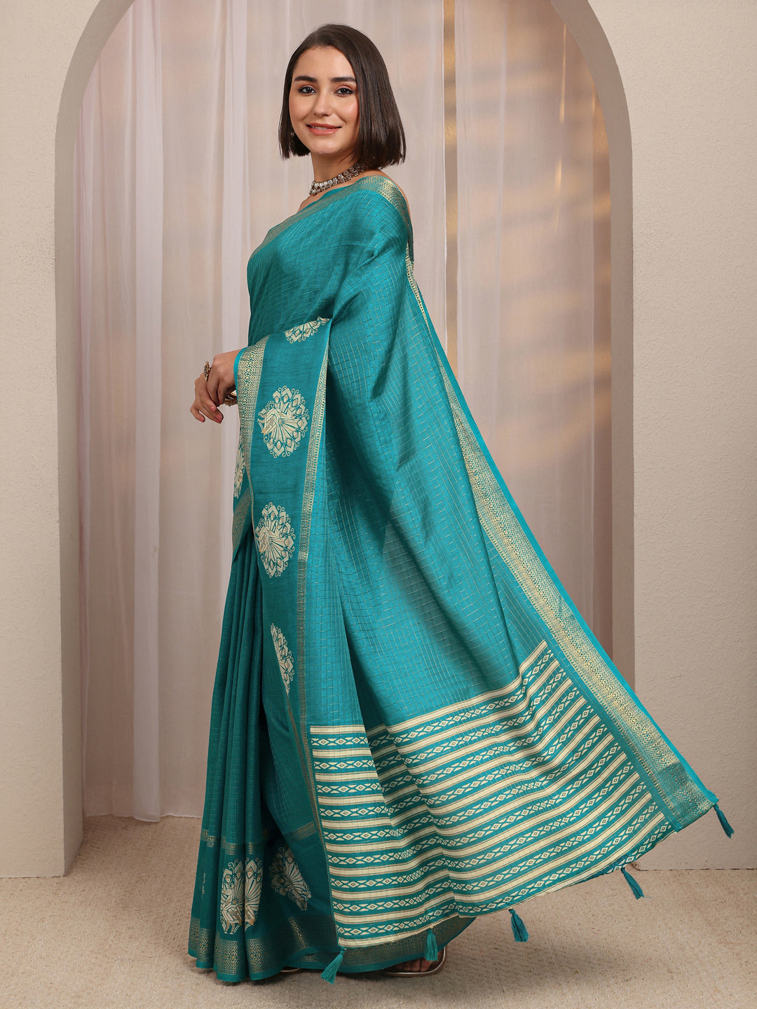  Green Checked Printed Pallu  Silk Blend Saree With Unstitched Blouse Piece 