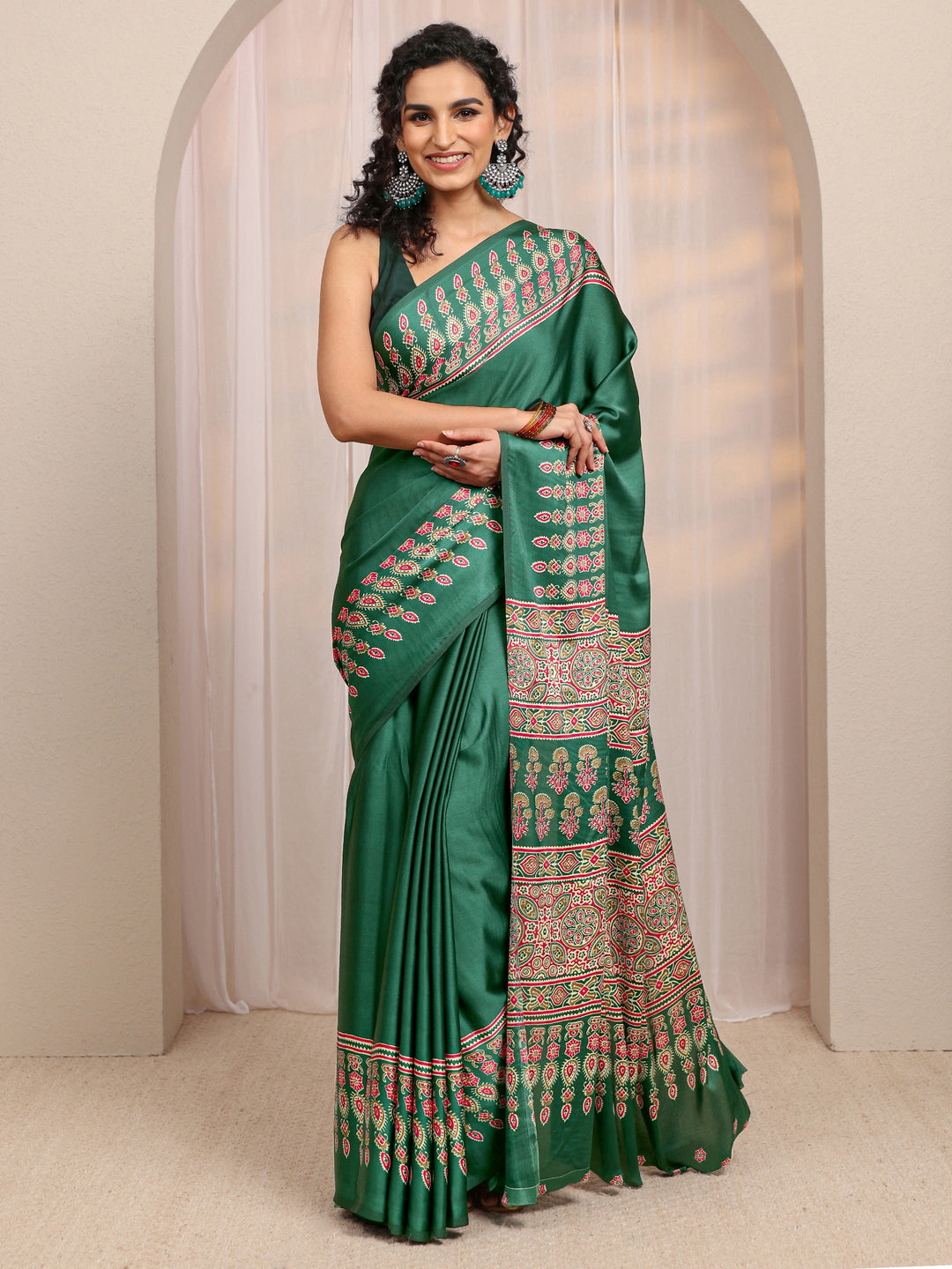  Green Ethnic Motif Silk Blend Saree 
With Unstitched Blouse Piece 