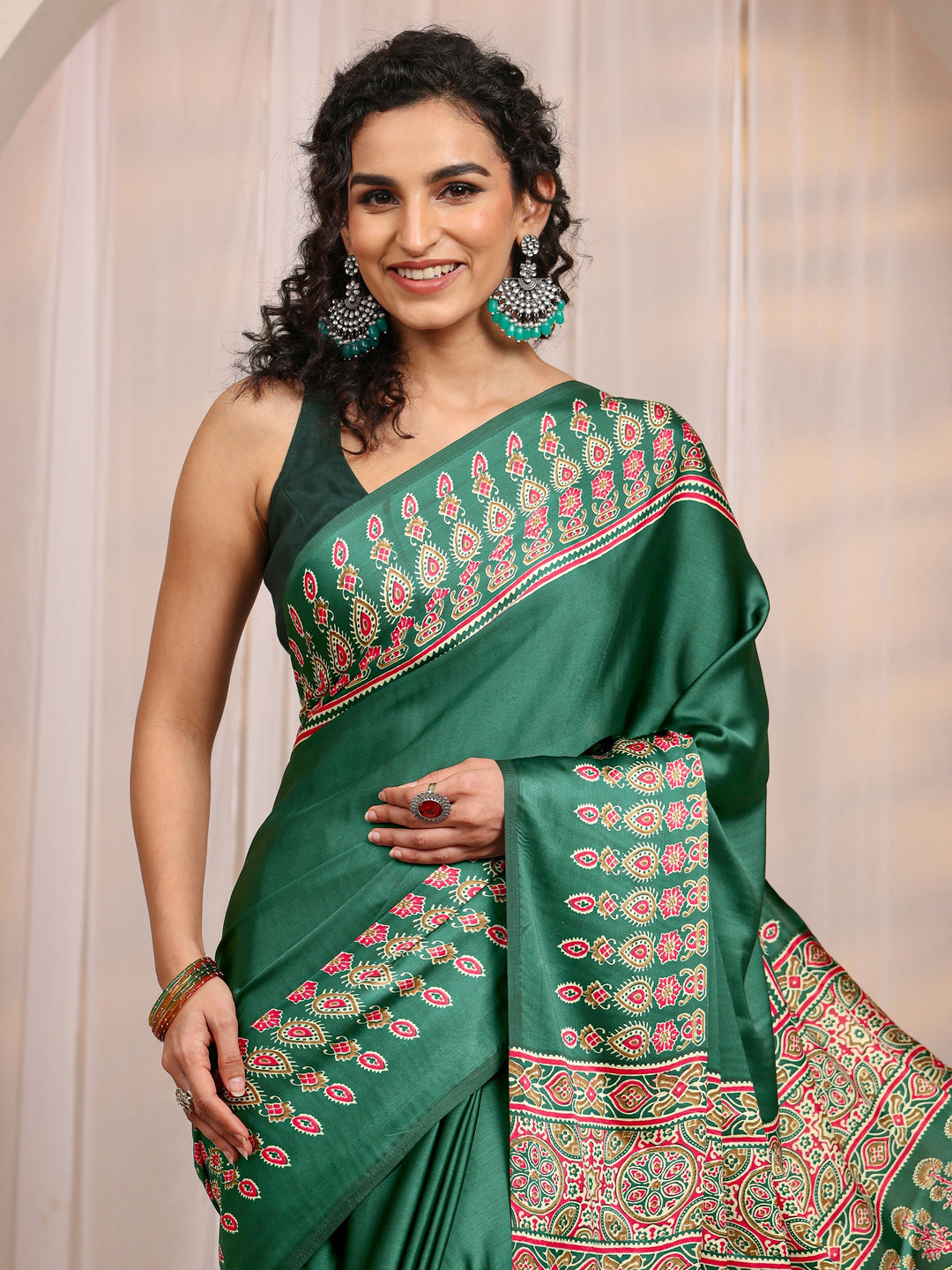  Green Ethnic Motif Silk Blend Saree 
With Unstitched Blouse Piece 