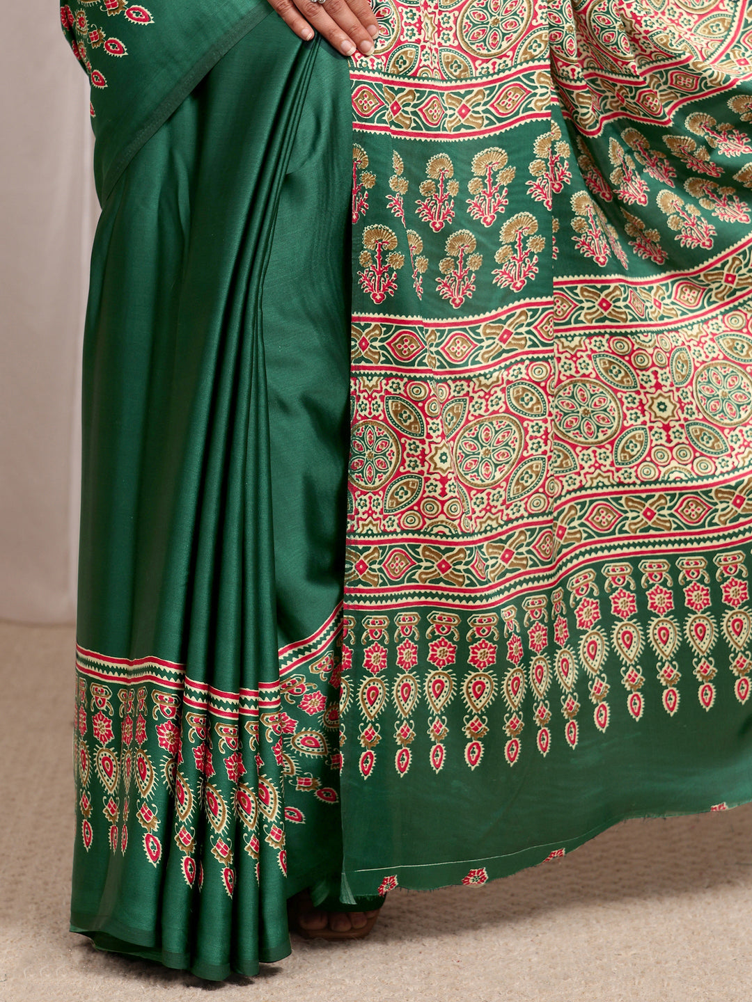  Green Ethnic Motif Silk Blend Saree 
With Unstitched Blouse Piece 