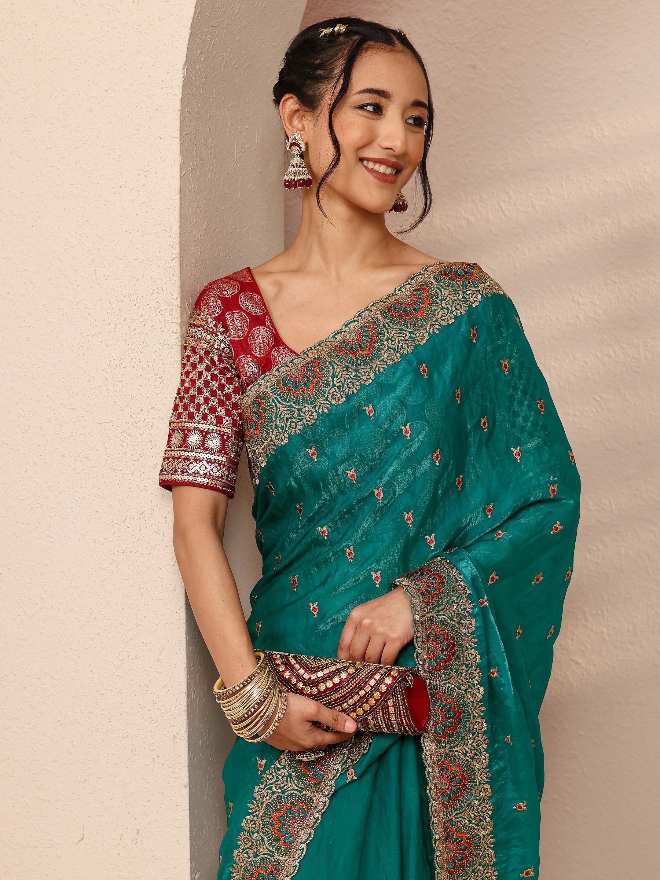 libas Green Ethnic Motif Embroidered Silk Blend Saree With Unstitched Blouse Piece-picture-23