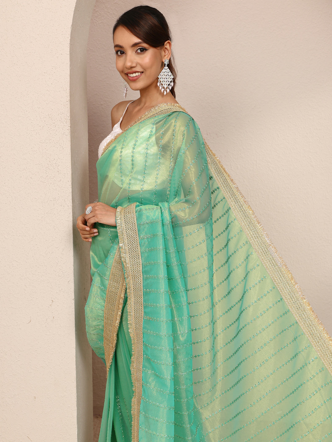 Green Embellished Silk Blend Saree
With Unstitched Blouse Piece
