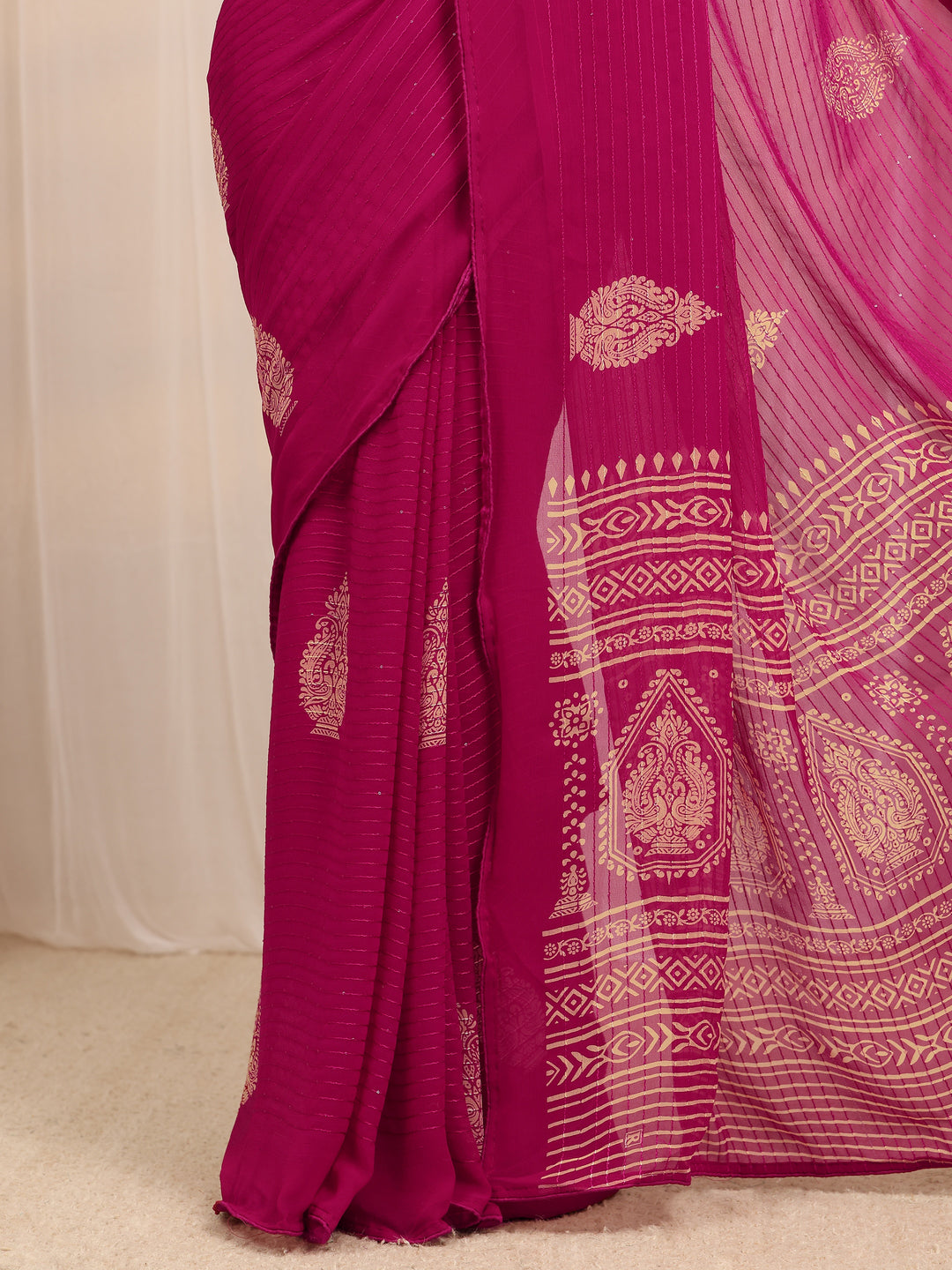  Pink Ethnic Motif Silk Blend Saree 
With Unstitched Blouse Piece 