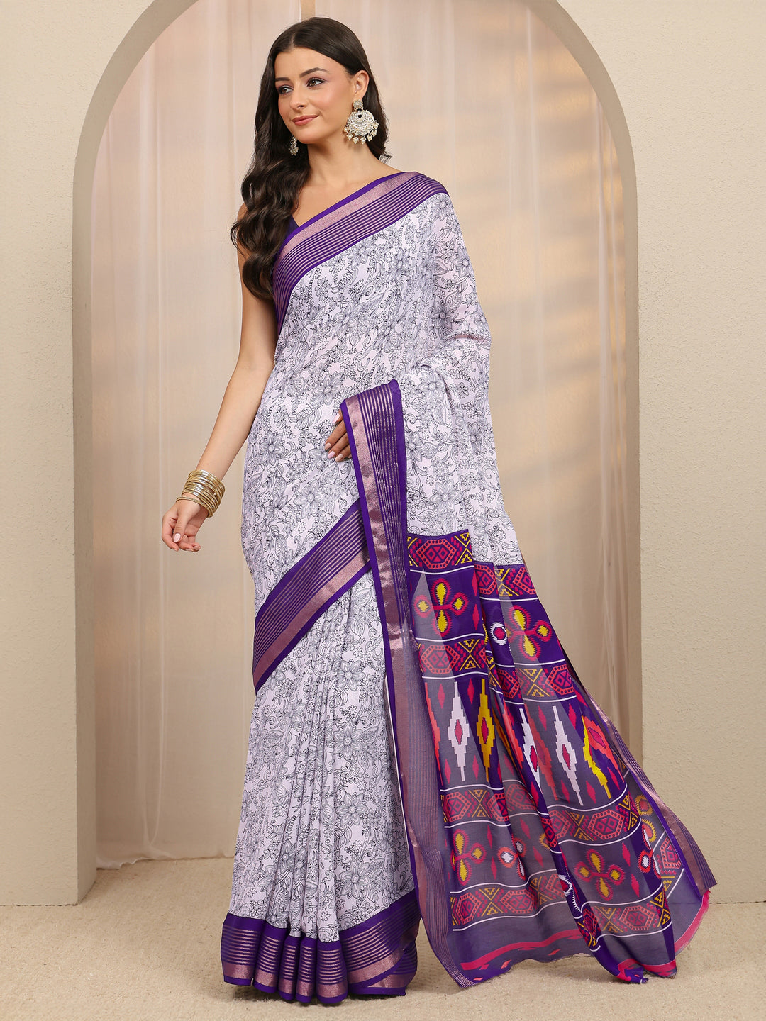  White Floral Printed Silk Blend Saree 
With Unstitched Blouse Piece 