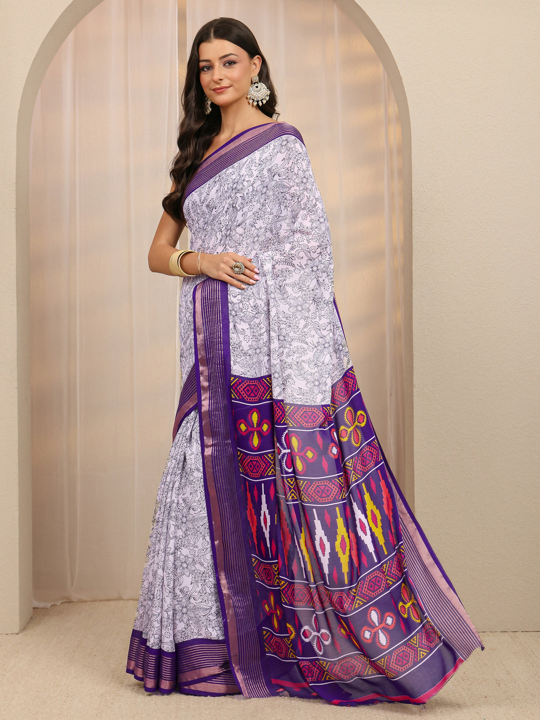  White Floral Printed Silk Blend Saree 
With Unstitched Blouse Piece 