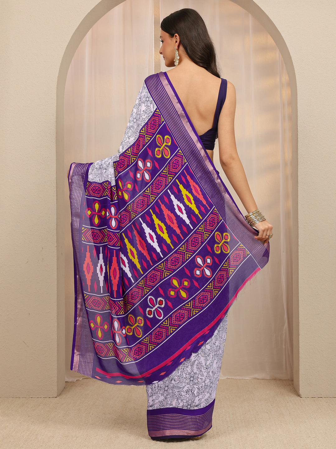  White Floral Printed Silk Blend Saree 
With Unstitched Blouse Piece 