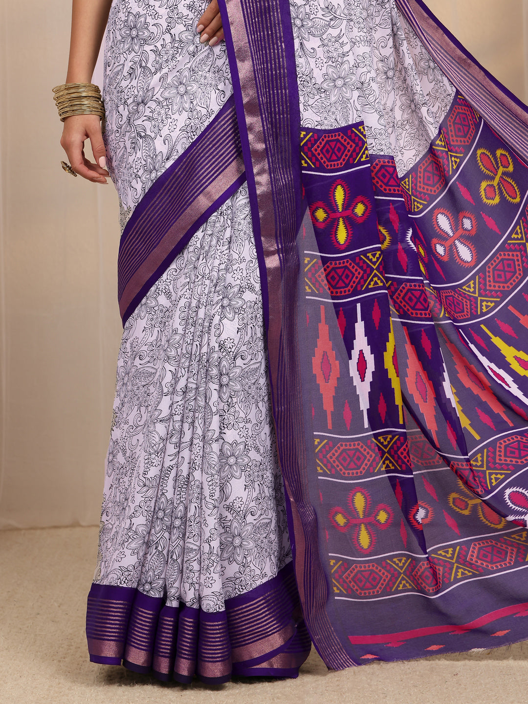  White Floral Printed Silk Blend Saree 
With Unstitched Blouse Piece 