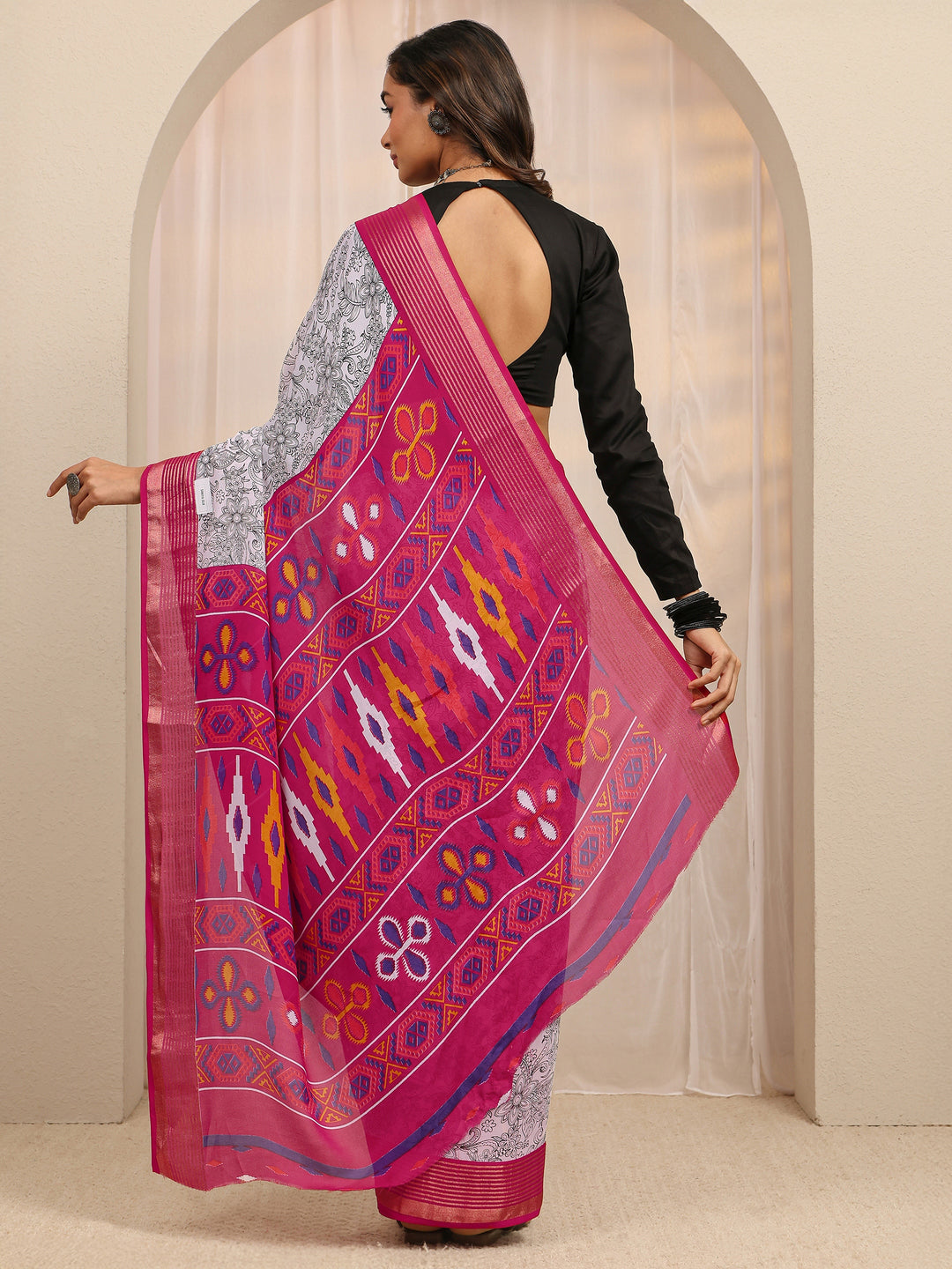  White Floral Printed Silk Blend Saree 
With Unstitched Blouse Piece 