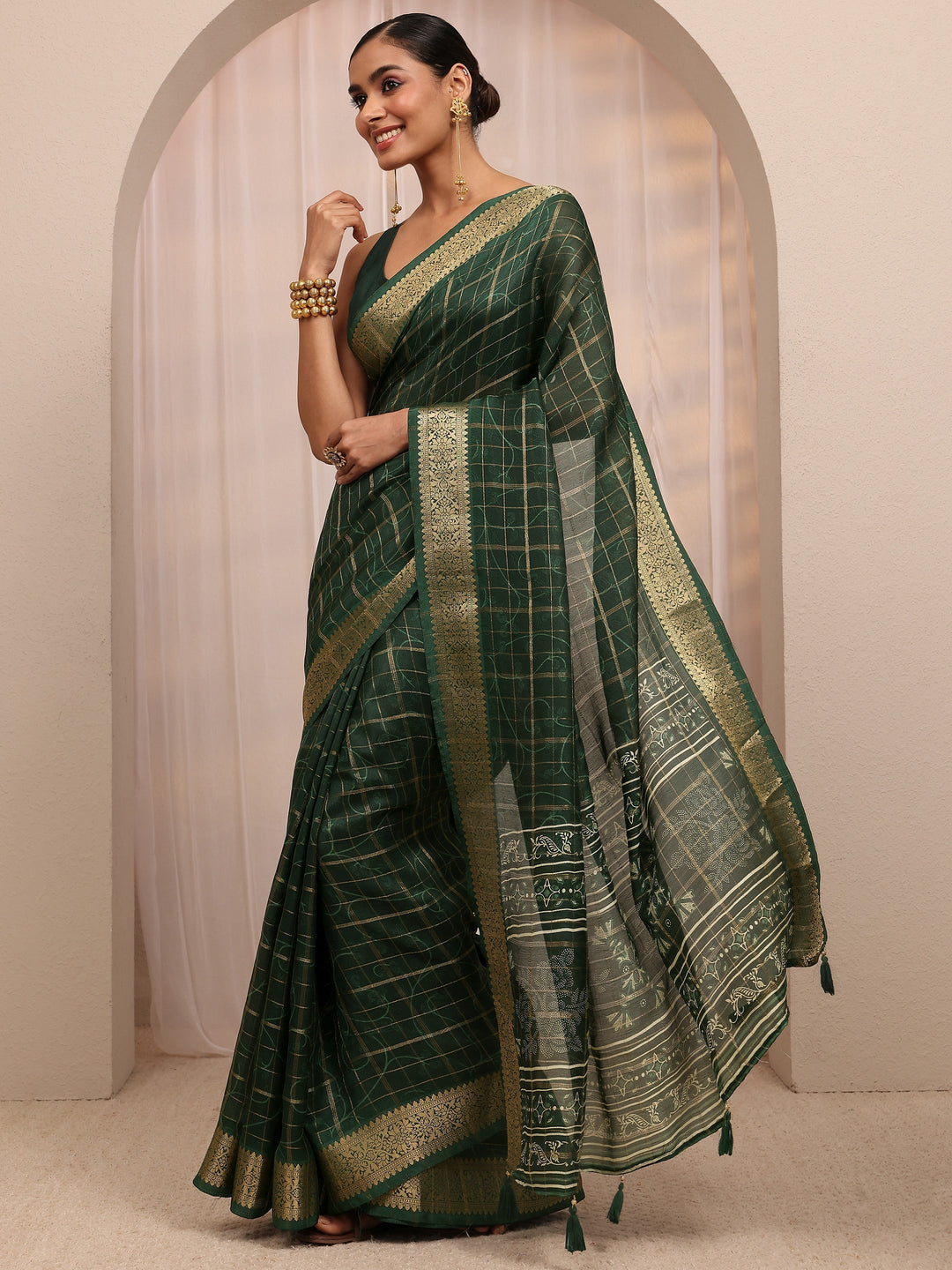  Green Checkered Silk Blend Saree 
With Unstitched Blouse Piece 