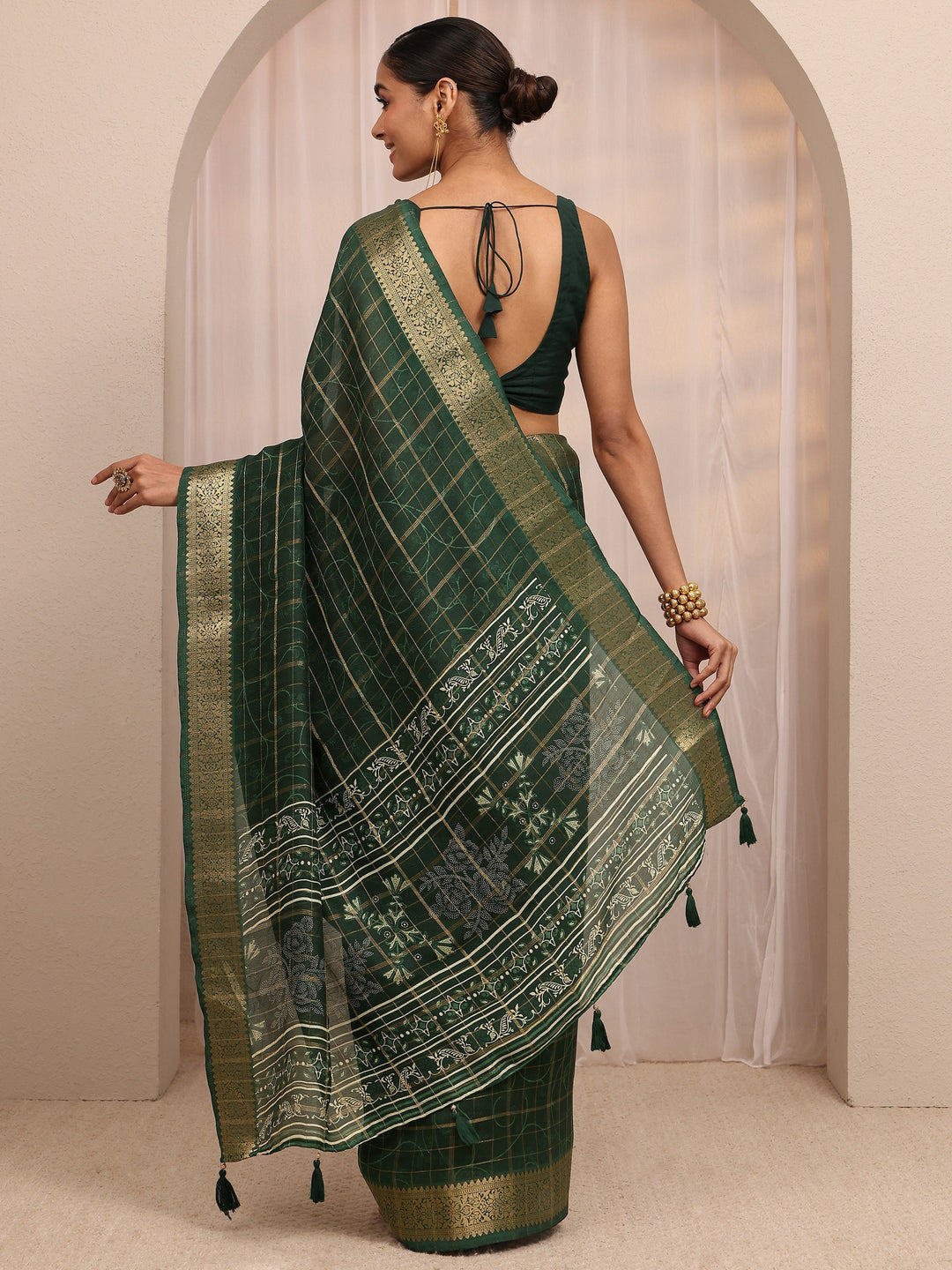  Green Checkered Silk Blend Saree 
With Unstitched Blouse Piece 