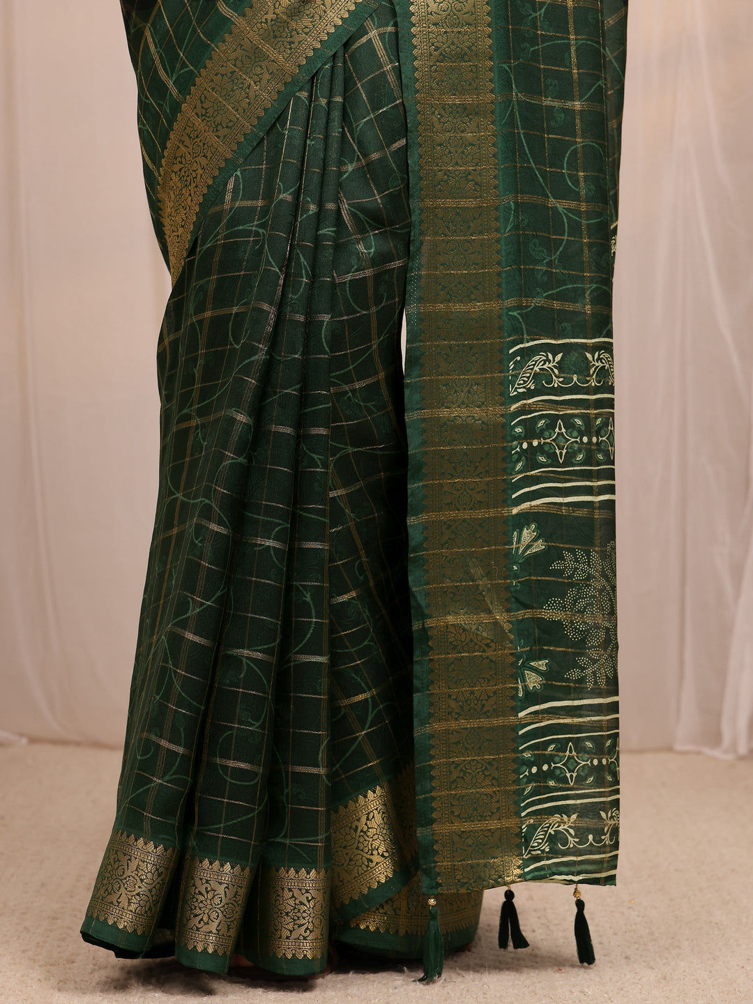  Green Checkered Silk Blend Saree 
With Unstitched Blouse Piece 