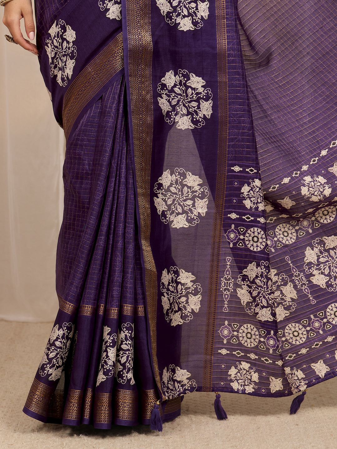 Purple Checkered Silk Blend Saree 
With Unstitched Blouse Piece 