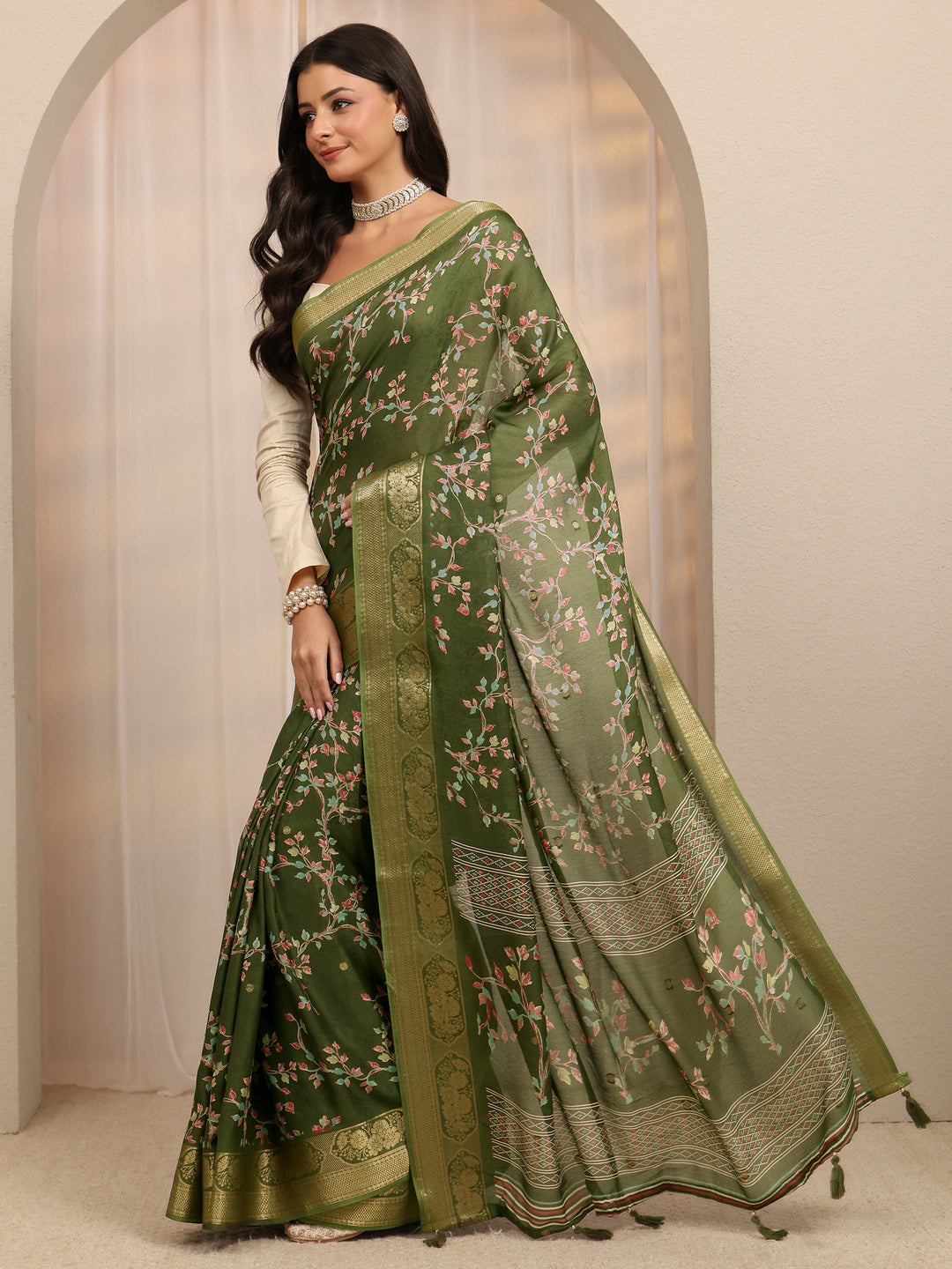  Green Floral Printed Silk Blend Saree 
With Unstitched Blouse Piece 